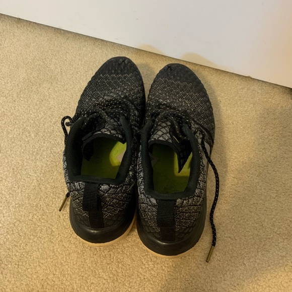 Women’s Nike tennis shoes - Picture 3 of 4